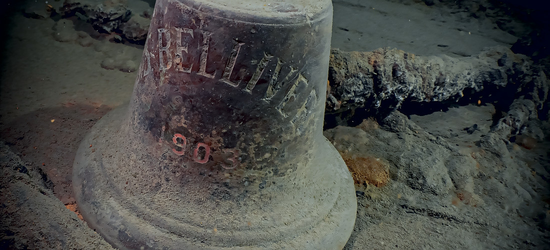 Laivankello vuodelta 1903 hylyn kannella